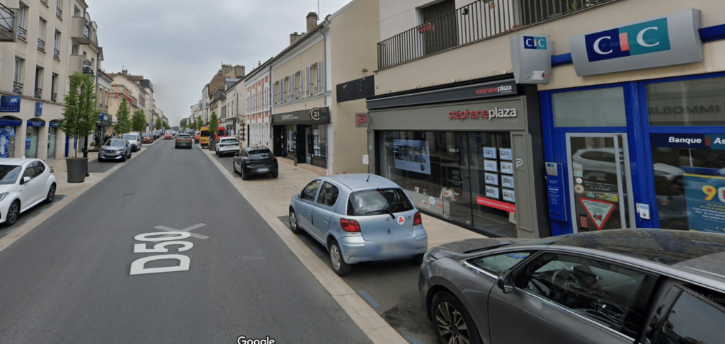 trois banques dans une rue pour consulter salaire trois banques dans une rue pour consulter salaire