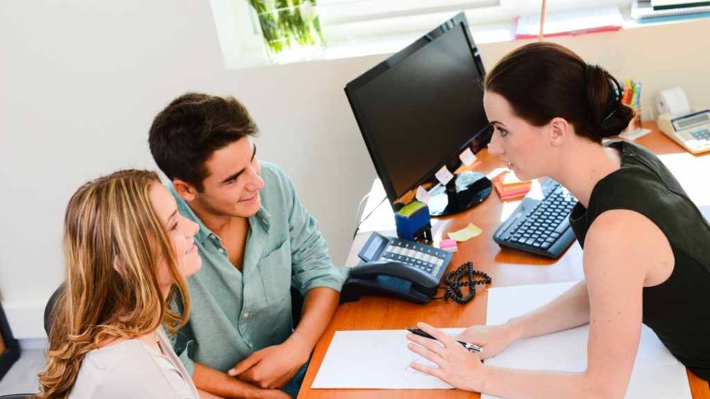 Couple en rendez-vous avec une conseillère bancaire